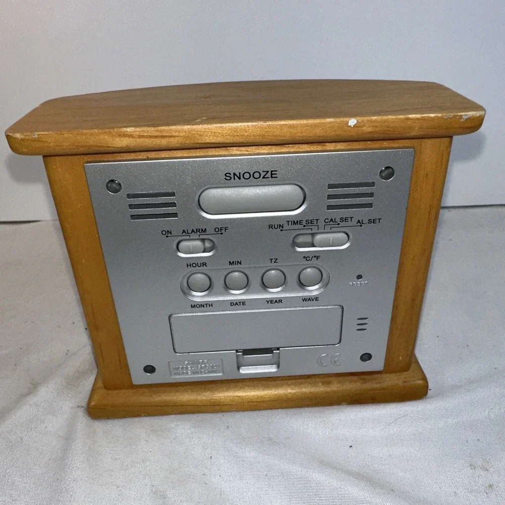 VTG Sharp SPC323 Wood Frame Atomic Desktop Clock Alarm Temperature Date